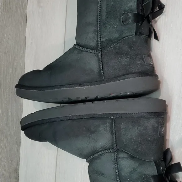 Ugg Australia Women Short Leather Sheepskin Bows Boots shoes sz 9