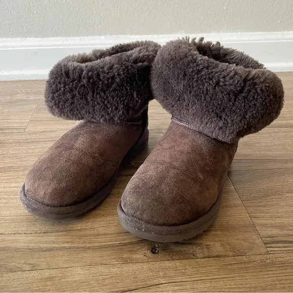 Ugg Bailey dark brown short button fold over boots size 5