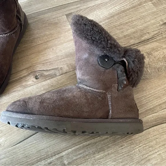 Ugg Bailey dark brown short button fold over boots size 5