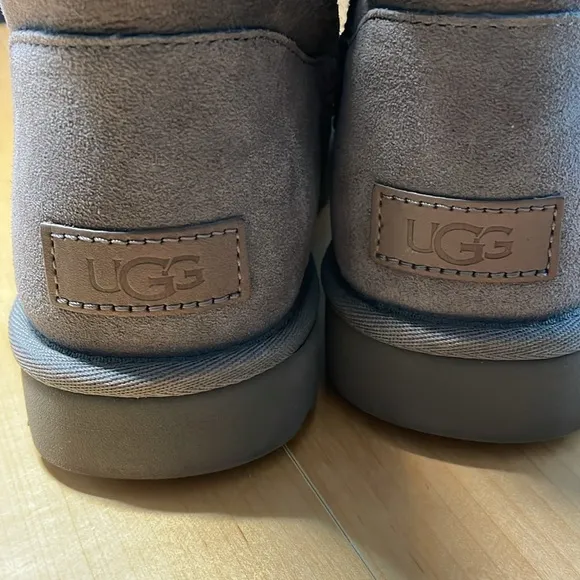 UGG Bailey Zip Short Grey Boots size 7 EUC