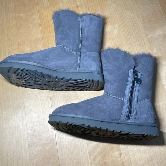 UGG Bailey Zip Short Grey Boots size 7 EUC