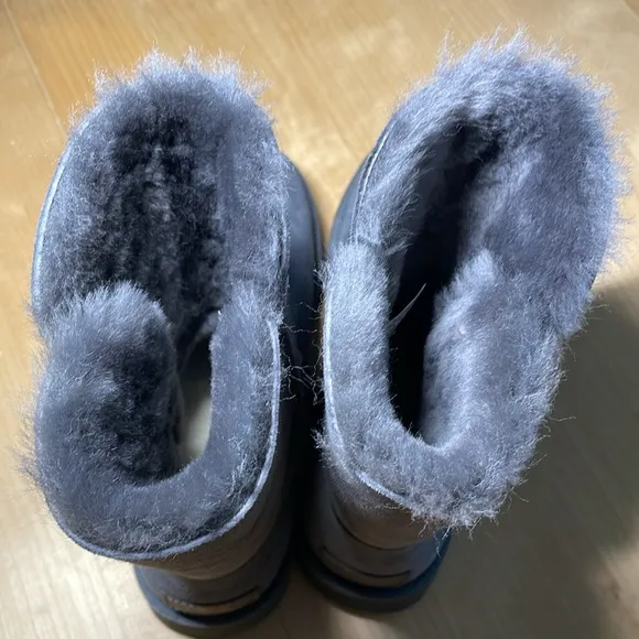 UGG Bailey Zip Short Grey Boots size 7 EUC