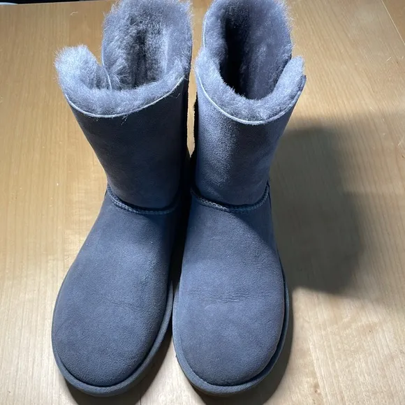 UGG Bailey Zip Short Grey Boots size 7 EUC