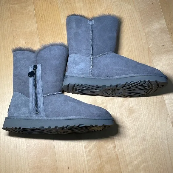 UGG Bailey Zip Short Grey Boots size 7 EUC
