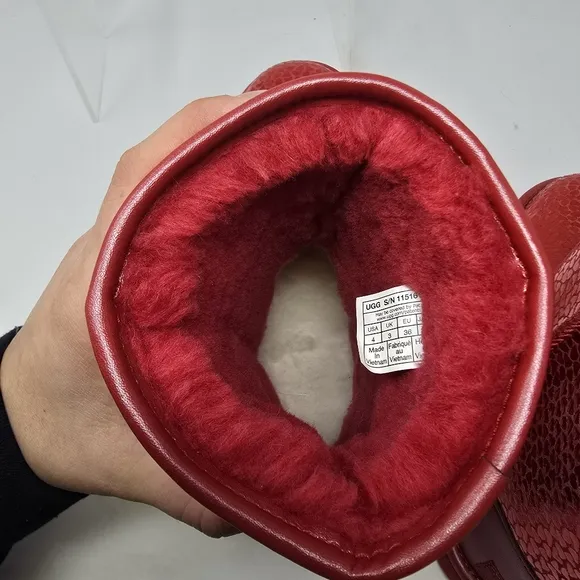 Ugg Big Girls Size 4 Classic Short II Gel Foil Hearts RED Sherpa Boots 1151613