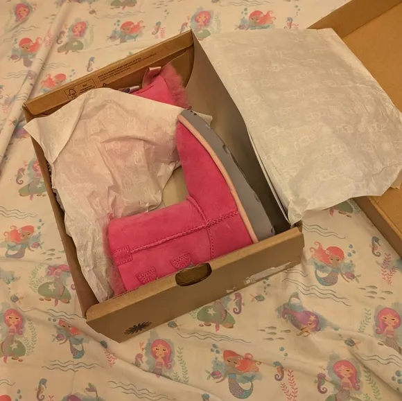 UGG boots 🩷 short Bailey bow Azalea New in box