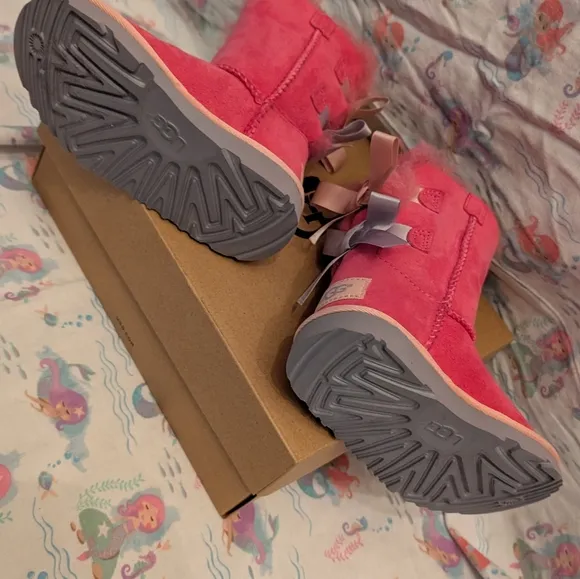 UGG boots 🩷 short Bailey bow Azalea New in box