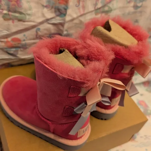 UGG boots 🩷 short Bailey bow Azalea New in box