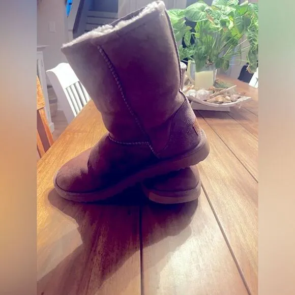 UGG Boots Classic Short 1/2 calf in burnt cedar; SIZE 8