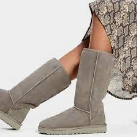 UGG Classic Tall II Woman Shoes Size 9