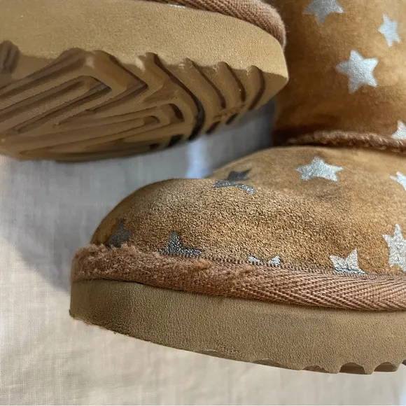 UGG Little Girls Classic Short Stars Boots