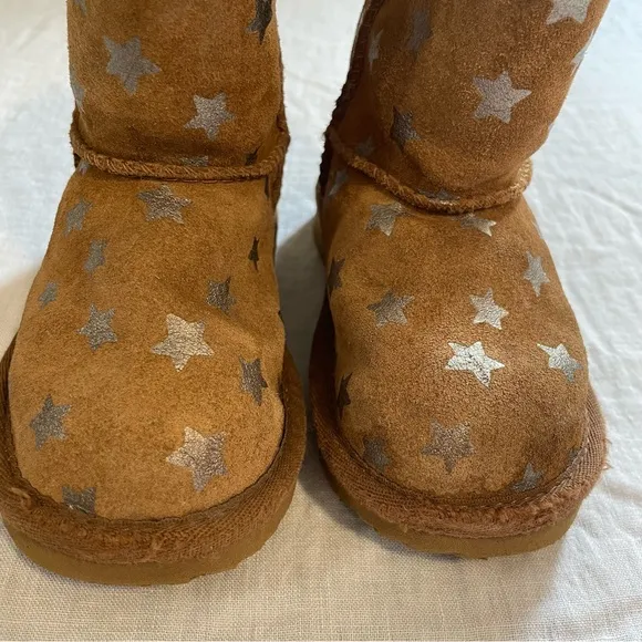 UGG Little Girls Classic Short Stars Boots