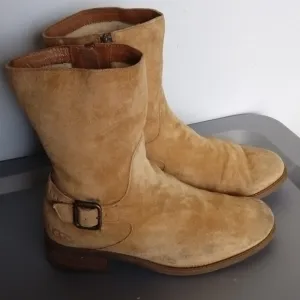 UGG SHORT BOOTS