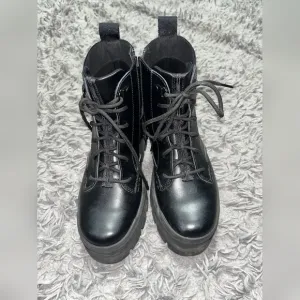 UGG Sidnee combat boot 150