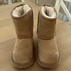 UGG Toddler Classic Short Water Resistant Shearling Boot Chestnut Brown 10