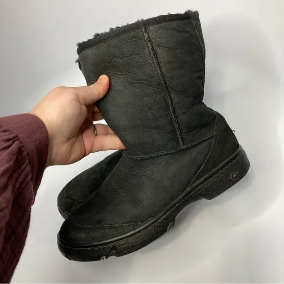 UGG ultimate short black boots size 8