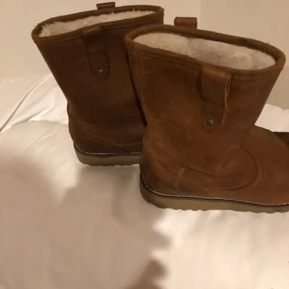 UGGS......CHILDRENS WINTER SHOES.......SIZE 5....