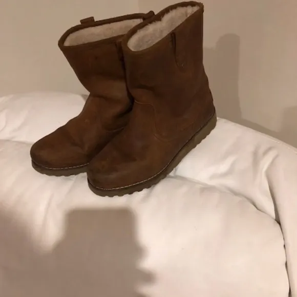 UGGS......CHILDRENS WINTER SHOES.......SIZE 5....