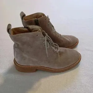 VINCE Cabria Suede Combat Boots Size 5 35 Lace Up Zipper Almond Bootie Military