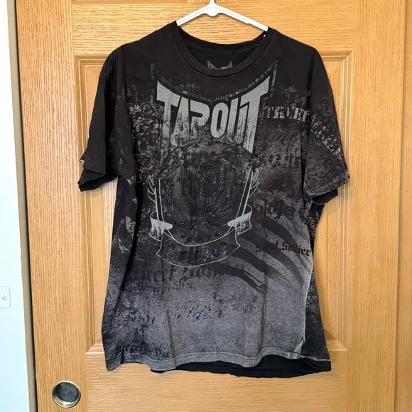 Vintage 00s y2k men's black Tapout skater affliction graphic T shirt