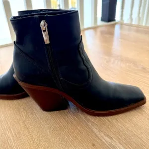 Women’s black leather square toed Vince Camuto boots size 8 1/2