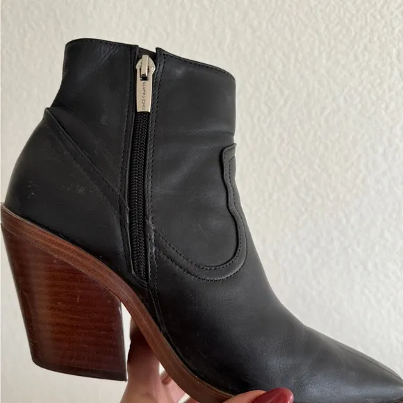 Women’s black leather square toed Vince Camuto boots size 8 1/2