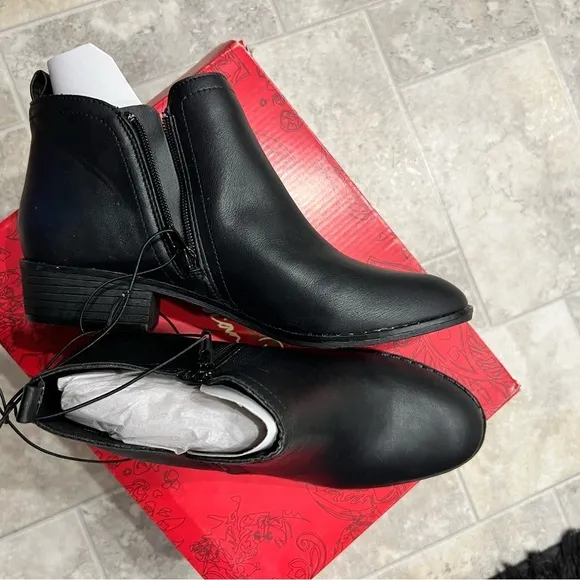 Women’s short black booties boots American Rags 8.5 8 1/2 cadee NEW NIB