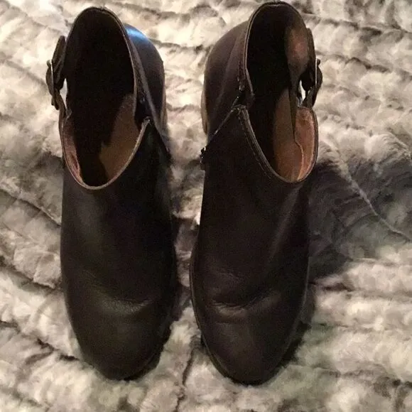 Womens Dansko Hensley short black boots.